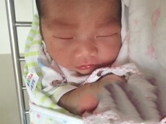 虽年过花甲，宝宝的降临却让他宛如新生